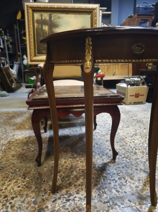 Mesa auxiliar de madera estilo clásico