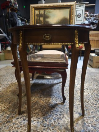 Mesa auxiliar de madera estilo clásico