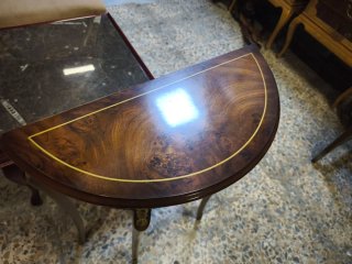 Mesa auxiliar de madera estilo clásico