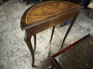 Mesa auxiliar de madera estilo clásico