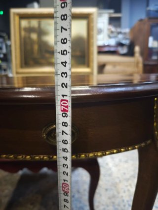Mesa auxiliar de madera estilo clásico