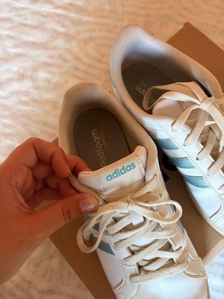 Tenis Adidas Blancos y Turquesa