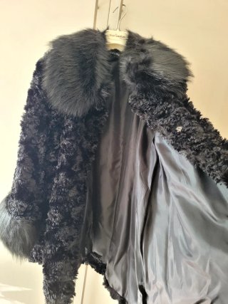 Chaquetón de pelo negro