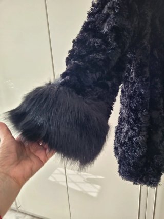 Chaquetón de pelo negro