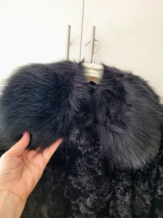 Chaquetón de pelo negro
