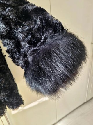 Chaquetón de pelo negro