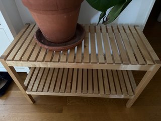 Banco de madera Ikea con balda