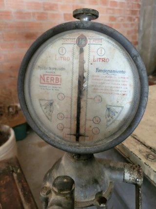Bomba manual de aceite antigua NERBI