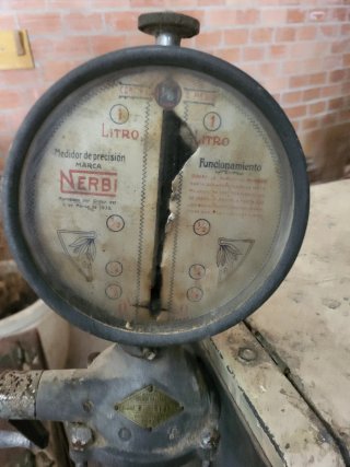 Bomba manual de aceite antigua NERBI