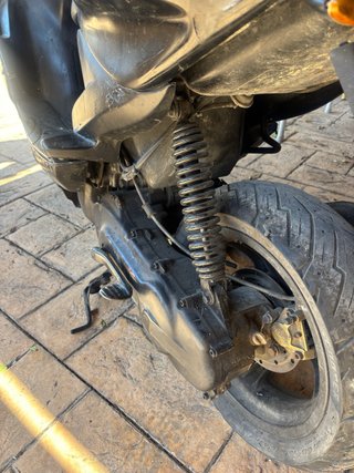 Yamaha Aerox Negra 2 T