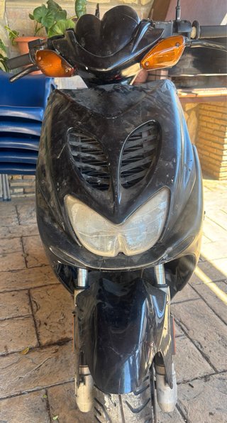 Yamaha Aerox Negra 2 T
