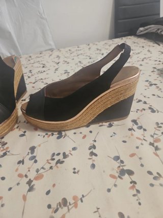Sandalias negras de cuña Fabricadas en españa