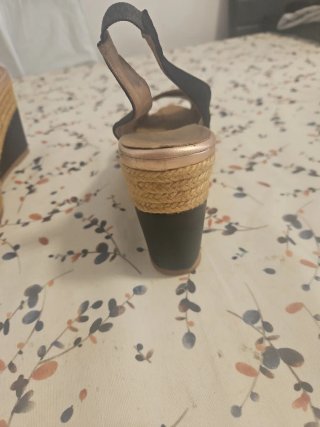 Sandalias negras de cuña Fabricadas en españa