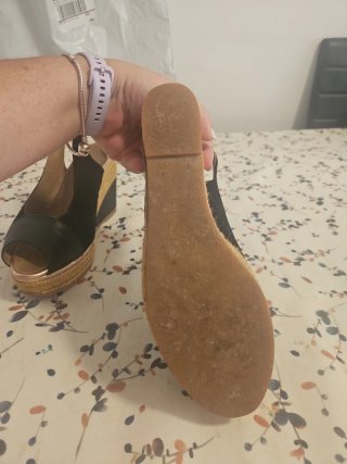 Sandalias negras de cuña Fabricadas en españa