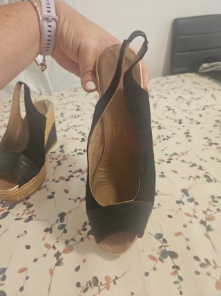 Sandalias negras de cuña Fabricadas en españa