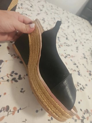 Sandalias negras de cuña Fabricadas en españa