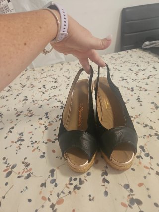 Sandalias negras de cuña Fabricadas en españa