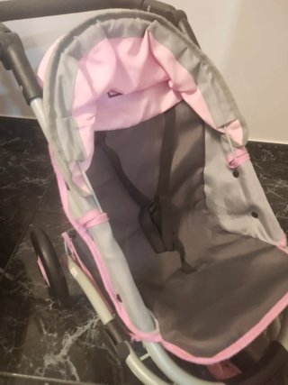 Carrito de bebé gris y rosa