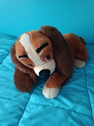 Peluche perro marrón y blanco