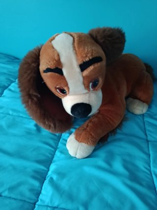 Peluche perro marrón y blanco