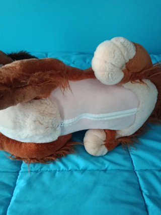 Peluche perro marrón y blanco