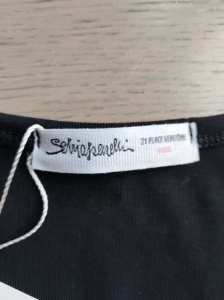 Top Schiaparelli nero con spille oro