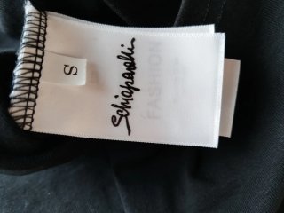 Top Schiaparelli nero con spille oro