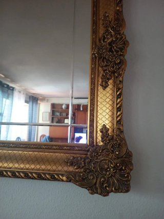 Espejo antiguo dorado con marco tallado