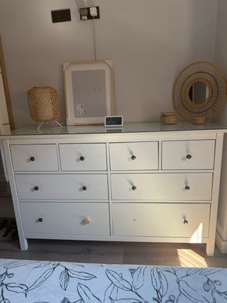 Cómoda Hemnes Ikea Blanca con encimera de cristal