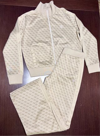 Conjunto deportivo Guess beige