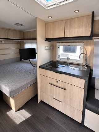 Caravana + avancé + sobre avancé + cocina + extras