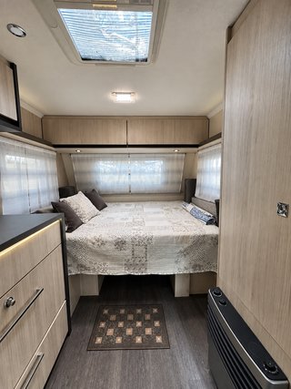 Caravana + avancé + sobre avancé + cocina + extras