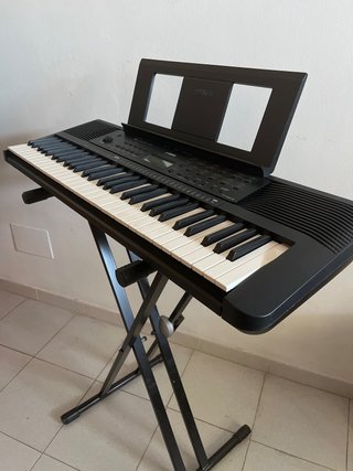 Teclado Yamaha con soporte