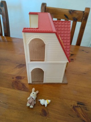 Casa Sylvanian Families + 2 Figuras