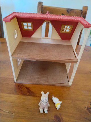Casa Sylvanian Families + 2 Figuras