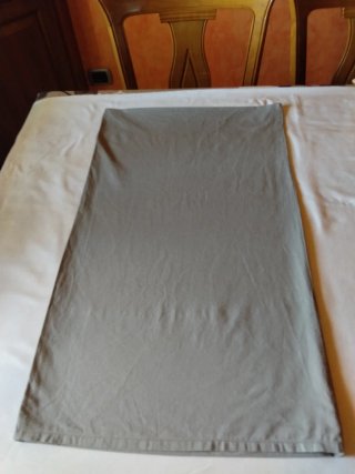 Dos fundas de almohada grises