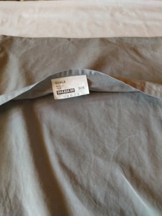 Dos fundas de almohada grises