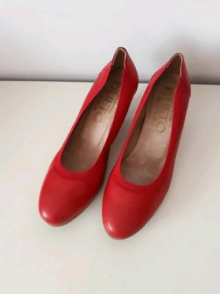 Zapatos de piel rojos