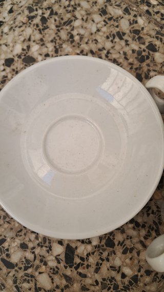 Juego de tazas y platillos blancos