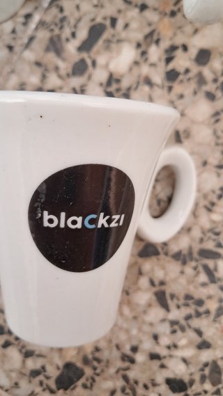 Juego de tazas y platillos blancos