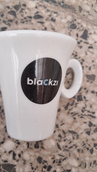 Juego de tazas y platillos blancos