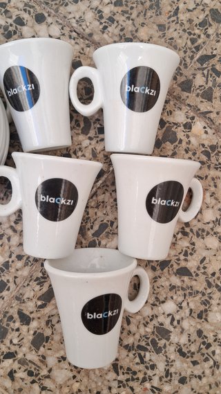 Juego de tazas y platillos blancos