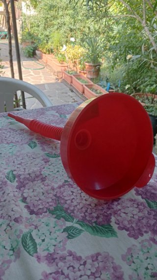 Imbuto per carburante con tubo flessibile