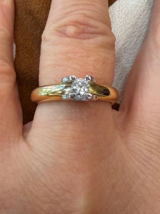 Anillo de oro blanco y amarillo con diamante natur