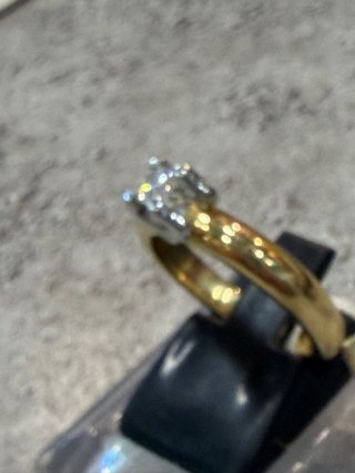 Anillo de oro blanco y amarillo con diamante natur