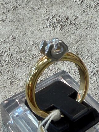 Anillo de oro blanco y amarillo con diamante natur