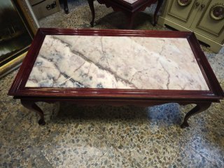 Mesa de centro de mármol y madera