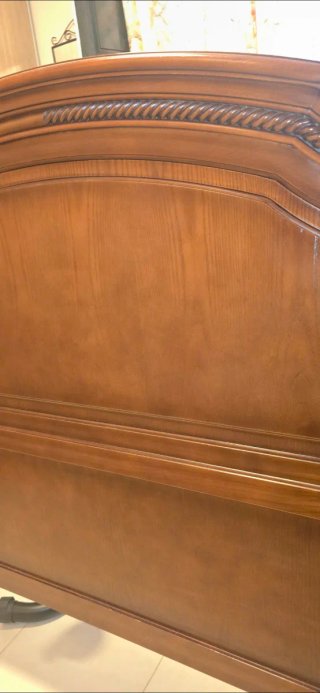 Cabecero de madera marrón