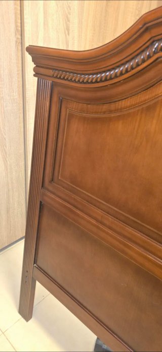 Cabecero de madera marrón