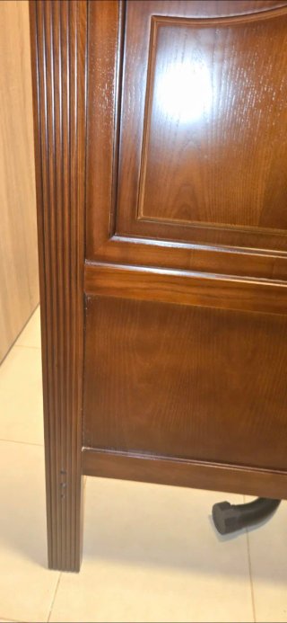 Cabecero de madera marrón